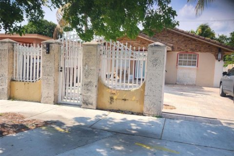 Land in Hialeah, Florida № 1861008 - photo 1