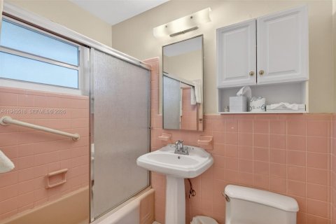 Condominio en venta en Lauderdale-by-the-Sea, Florida, 1 dormitorio, 65.03 m2 № 2002192 - foto 16