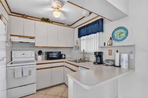 Condominio en venta en Lauderdale-by-the-Sea, Florida, 1 dormitorio, 65.03 m2 № 2002192 - foto 10