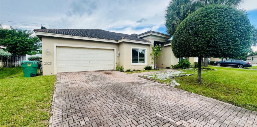 Дом в Лодерхилл, Флорида 4 спальни, 169.08м2 № 1929859