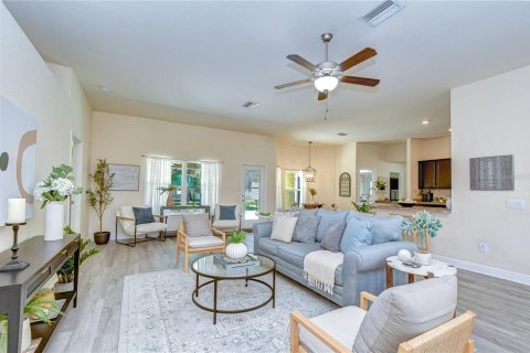House in Spring Hill, Florida 4 bedrooms, 213.77 sq.m. № 2201642 - photo 2