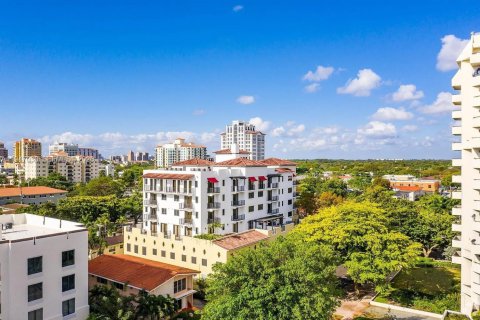 Commercial property in Coral Gables, Florida № 2088973