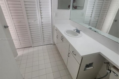 Купить кондоминиум в Дорал, Флорида 2 спальни, 75.99м2, № 1982440 - фото 9