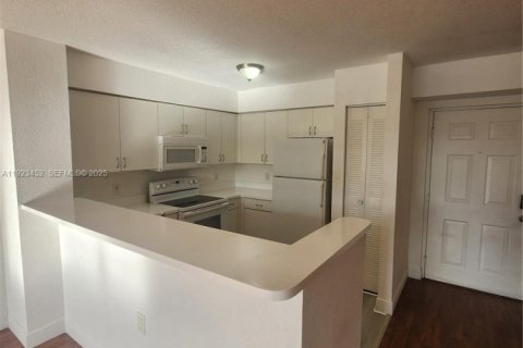 Купить кондоминиум в Дорал, Флорида 2 спальни, 75.99м2, № 1982440 - фото 15