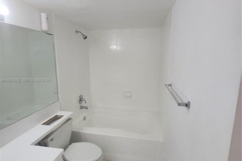 Купить кондоминиум в Дорал, Флорида 2 спальни, 75.99м2, № 1982440 - фото 10