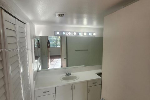 Купить кондоминиум в Дорал, Флорида 2 спальни, 75.99м2, № 1982440 - фото 11