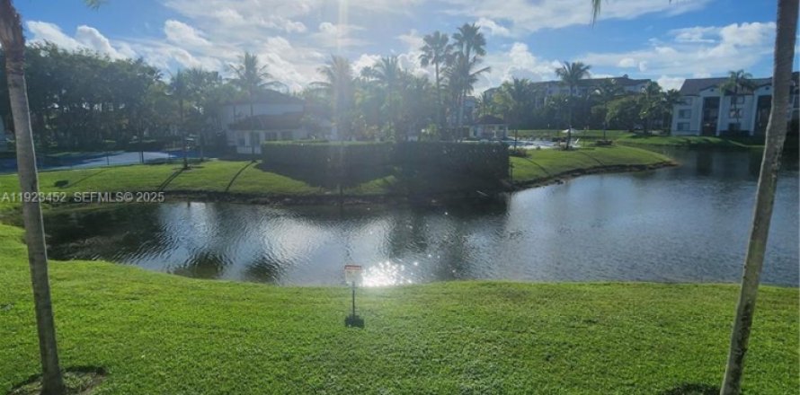 Кондоминиум с 2 спальнями в Дорал, Флорида № 1982440