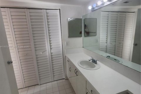 Купить кондоминиум в Дорал, Флорида 2 спальни, 75.99м2, № 1982440 - фото 6