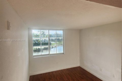 Купить кондоминиум в Дорал, Флорида 2 спальни, 75.99м2, № 1982440 - фото 16