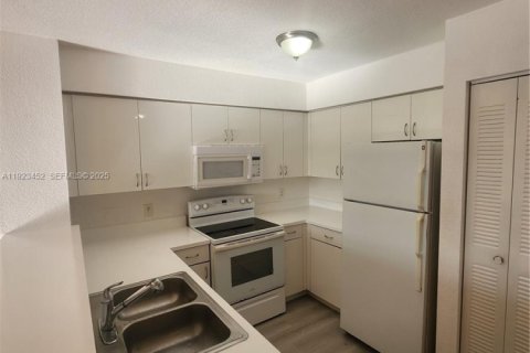 Купить кондоминиум в Дорал, Флорида 2 спальни, 75.99м2, № 1982440 - фото 5