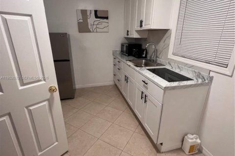 Casa en alquiler en Fort Lauderdale, Florida, 4 dormitorios, 266.26 m2 № 2054628 - foto 2