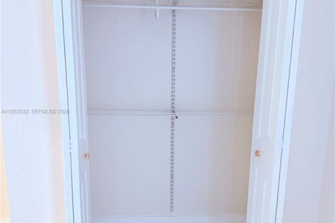 Casa en alquiler en Fort Lauderdale, Florida, 4 dormitorios, 266.26 m2 № 2054628 - foto 12