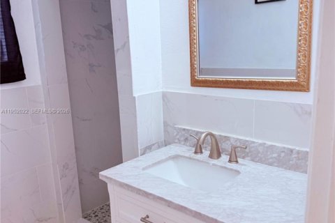 Casa en alquiler en Fort Lauderdale, Florida, 4 dormitorios, 266.26 m2 № 2054628 - foto 14