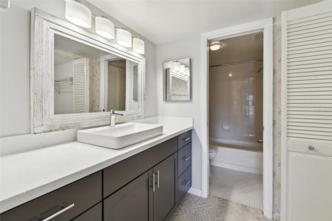 Condo in Seminole, Florida, 2 bedrooms  № 1614011 - photo 10
