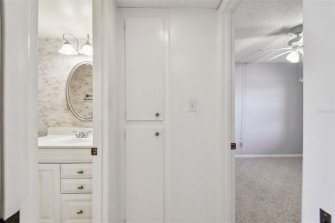 Condo in Seminole, Florida, 2 bedrooms  № 1614011 - photo 13