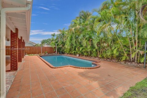 Casa en alquiler en Miami, Florida, 4 dormitorios, 197.88 m2 № 1689068 - foto 23