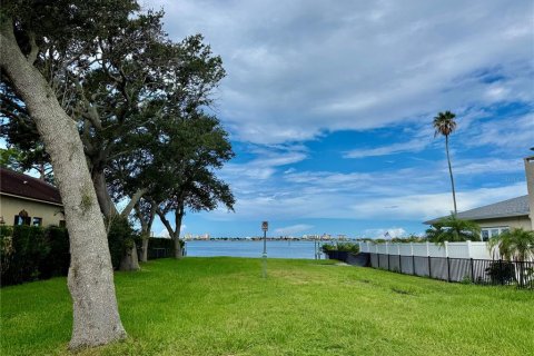 House in Clearwater, Florida 3 bedrooms, 159.61 sq.m. № 2363935
