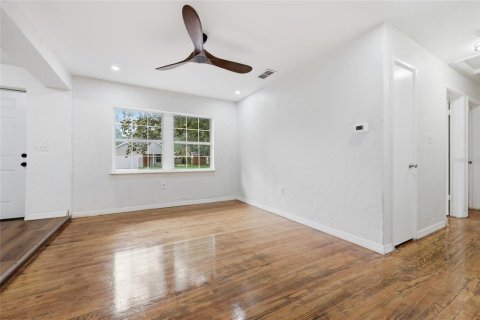 House in Gainesville, Florida 4 bedrooms, 210.24 sq.m. № 2201805 - photo 5