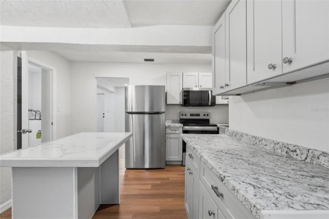 House in Gainesville, Florida 4 bedrooms, 210.24 sq.m. № 2201805 - photo 7
