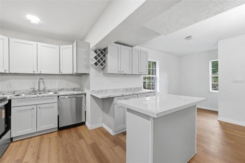 House in Gainesville, Florida 4 bedrooms, 210.24 sq.m. № 2201805 - photo 8
