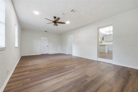 House in Gainesville, Florida 4 bedrooms, 210.24 sq.m. № 2201805 - photo 11