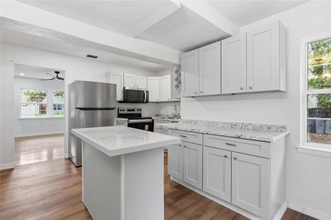 House in Gainesville, Florida 4 bedrooms, 210.24 sq.m. № 2201805 - photo 9