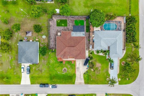 House in Cape Coral, Florida 3 bedrooms, 187.38 sq.m. № 2299569 - photo 2