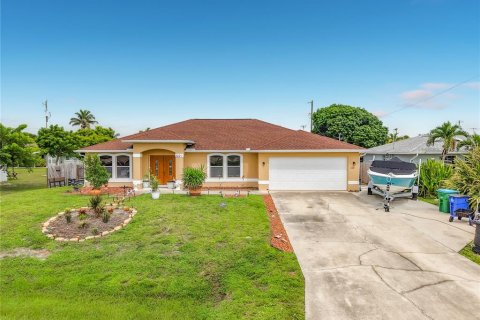House in Cape Coral, Florida 3 bedrooms, 187.38 sq.m. № 2299569