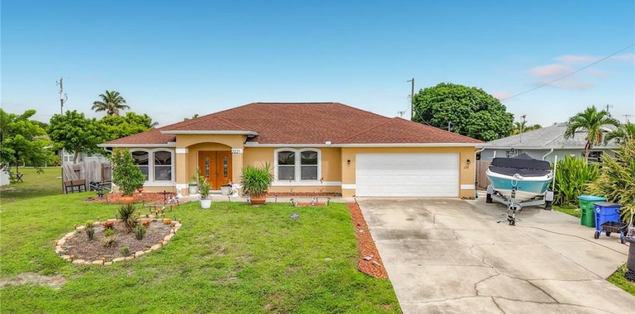 House in Cape Coral, Florida 3 bedrooms, 187.38 sq.m. № 2299569