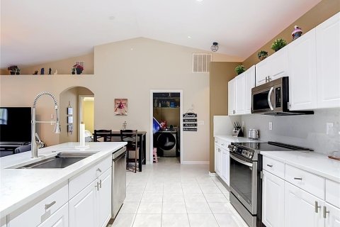 House in Cape Coral, Florida 3 bedrooms, 187.38 sq.m. № 2299569 - photo 18