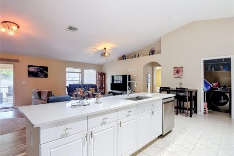 House in Cape Coral, Florida 3 bedrooms, 187.38 sq.m. № 2299569 - photo 19