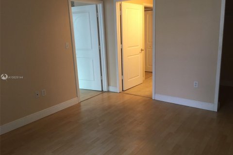 Condo in Miami, Florida, 1 bedroom  № 10968 - photo 3
