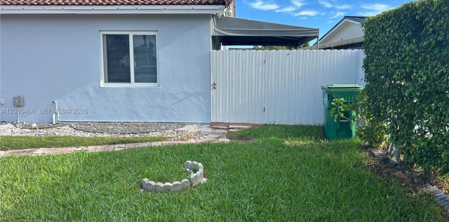 Commercial property in Miami, Florida 3 bedrooms № 2392104