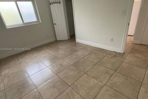 Commercial property in Miami, Florida 3 bedrooms № 2392104 - photo 4