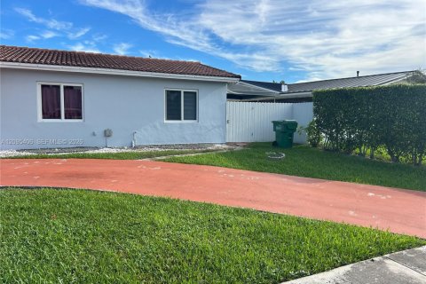 Commercial property in Miami, Florida 3 bedrooms № 2392104 - photo 2