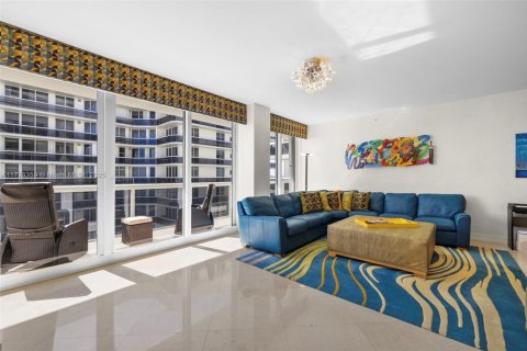 Condo in Surfside, Florida, 2 bedrooms  № 1714532 - photo 12