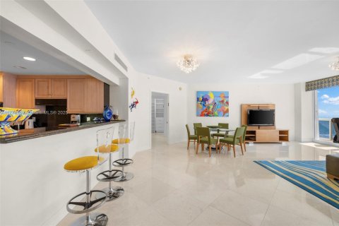 Condo in Surfside, Florida, 2 bedrooms  № 1714532 - photo 3