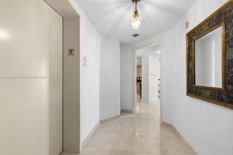 Condo in Surfside, Florida, 2 bedrooms  № 1714532 - photo 2