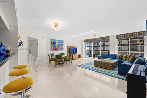 Condo in Surfside, Florida, 2 bedrooms  № 1714532 - photo 4