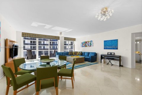 Condo in Surfside, Florida, 2 bedrooms  № 1714532 - photo 10