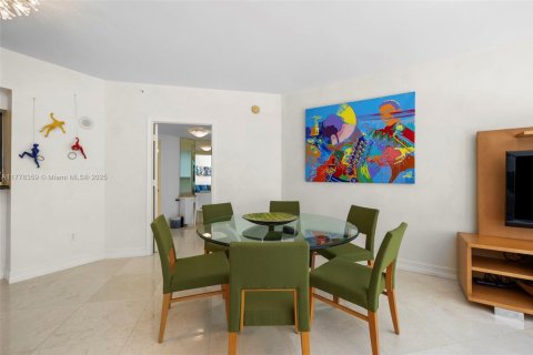 Condo in Surfside, Florida, 2 bedrooms  № 1714532 - photo 18