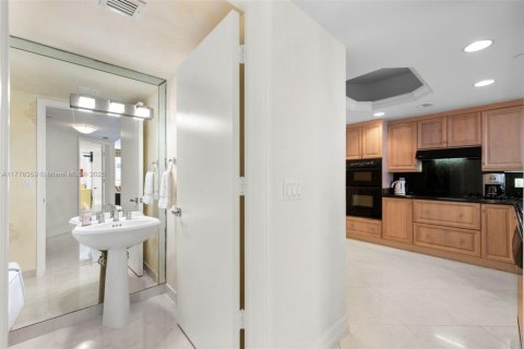 Condo in Surfside, Florida, 2 bedrooms  № 1714532 - photo 20