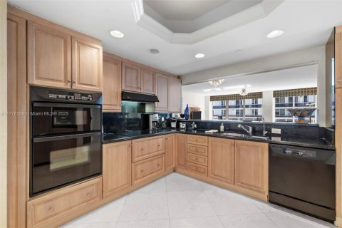 Condo in Surfside, Florida, 2 bedrooms  № 1714532 - photo 25