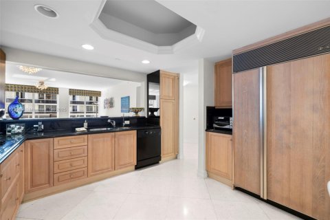 Condo in Surfside, Florida, 2 bedrooms  № 1714532 - photo 26
