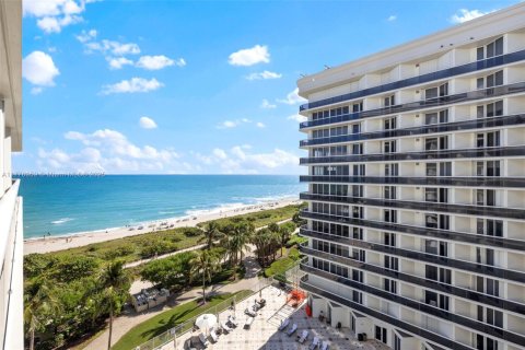 Condo in Surfside, Florida, 2 bedrooms  № 1714532 - photo 1