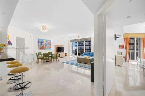 Condo in Surfside, Florida, 2 bedrooms  № 1714532 - photo 6
