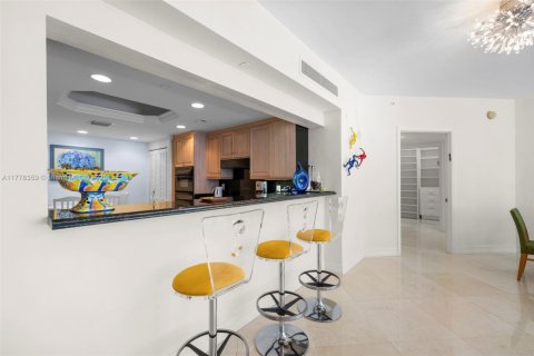 Condo in Surfside, Florida, 2 bedrooms  № 1714532 - photo 7