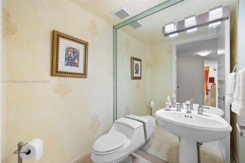 Condo in Surfside, Florida, 2 bedrooms  № 1714532 - photo 21