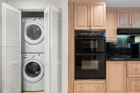 Condo in Surfside, Florida, 2 bedrooms  № 1714532 - photo 27