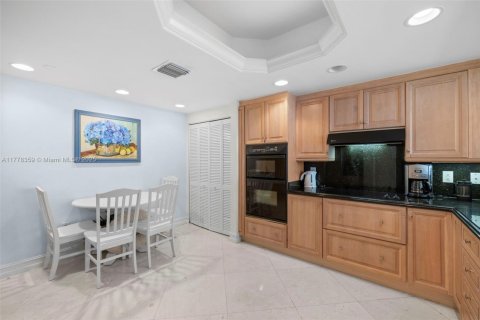 Condo in Surfside, Florida, 2 bedrooms  № 1714532 - photo 23